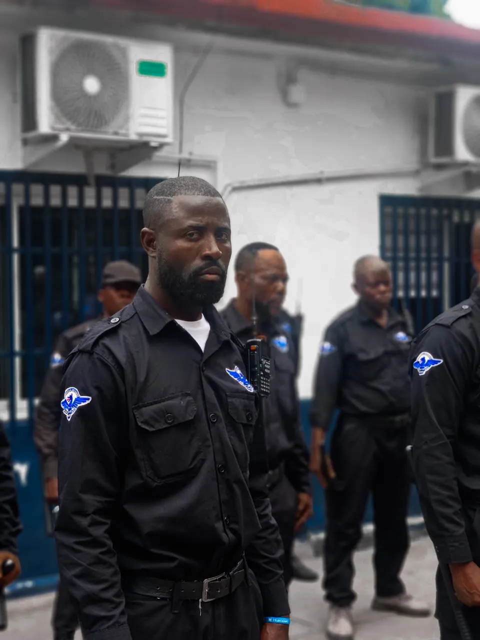 Agent de sécurité Universal Security équipé de sa radio