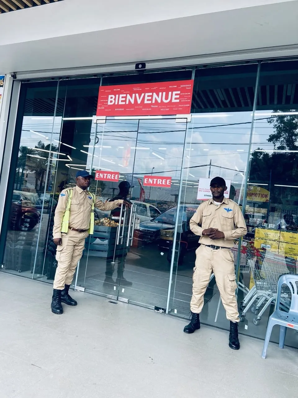 Agents de sécurité contrôlant l’entrée d’un supermarché